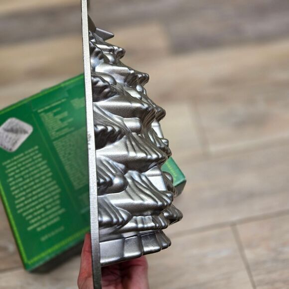 Nordic Ware Christmas Tree 3D Cast Aluminum Baking Pan new in box - Picture 11 of 11